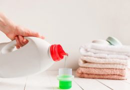 Płyn do płukania tkanin wylewa się z pralki?