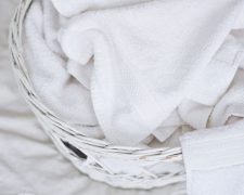 Pranie pościeli, ręczników i odzieży – jak to robić, by pozbyć się wirusów?