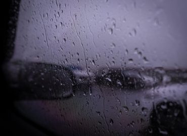 Czym myć szyby samochodowe?