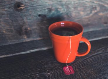 Jak wyczyścić kubek z osadu po herbacie?