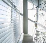 Jak usuwać kurz z rolet i żaluzji?