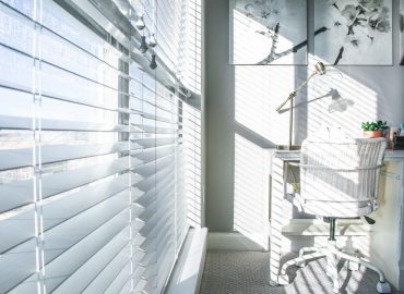 Jak usuwać kurz z rolet i żaluzji?